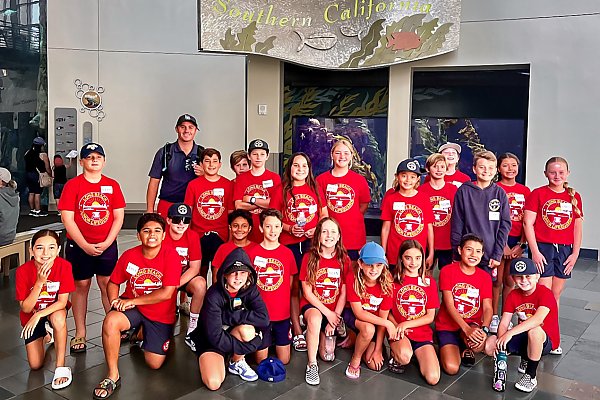 Kids group photo in front of Southern California gallery